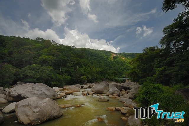 Dòng suối trong vườn quốc gia Chư Yang Sin