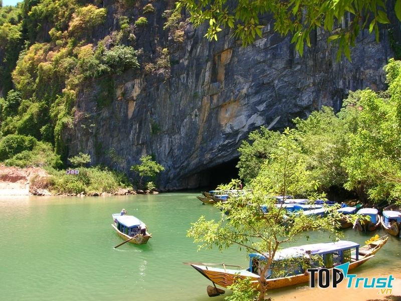 Phong Nha Kẻ Bàng có hệ thống hơn 300 hang động lớn nhỏ,