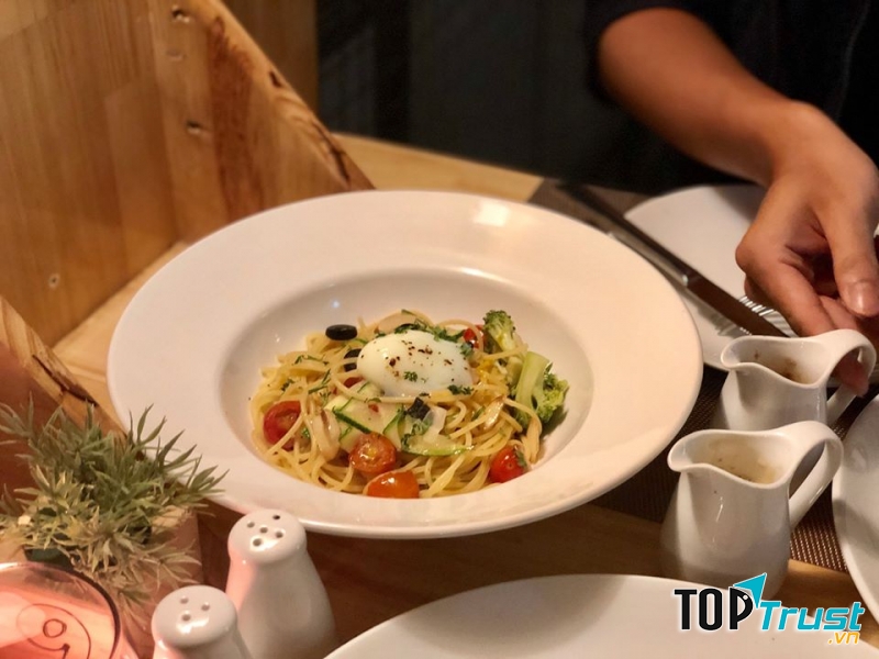Quán phục vụ cà phê, các loại trà trái cây, trà nhãn, trà chanh sả, trà nha đam, các món đã xay và smoothie rất phù hợp với món ăn.