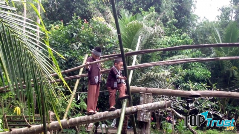 Cây cầu khỉ cheo leo gợi nhớ kí ức tuổi thơ bình yên mà bây giờ đã không còn trong cuộc sống hiện đại ngày nay.