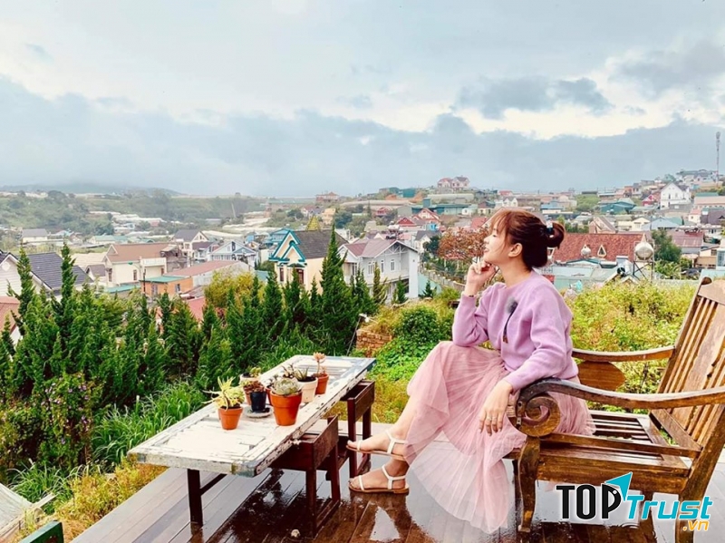 Thưởng thức trà và café ở đây sẽ thấy thư giãn vì yên tĩnh, còn có thể nhìn ngắm thành phố Đà Lạt trên cao