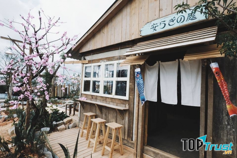 Bước đến Vườn Yên café, bạn có thể cảm giác như lạc vào một góc của con phố Nhật Bản vậy