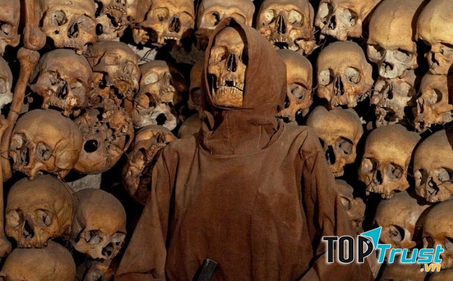 Các bộ hài cốt của tu sĩ