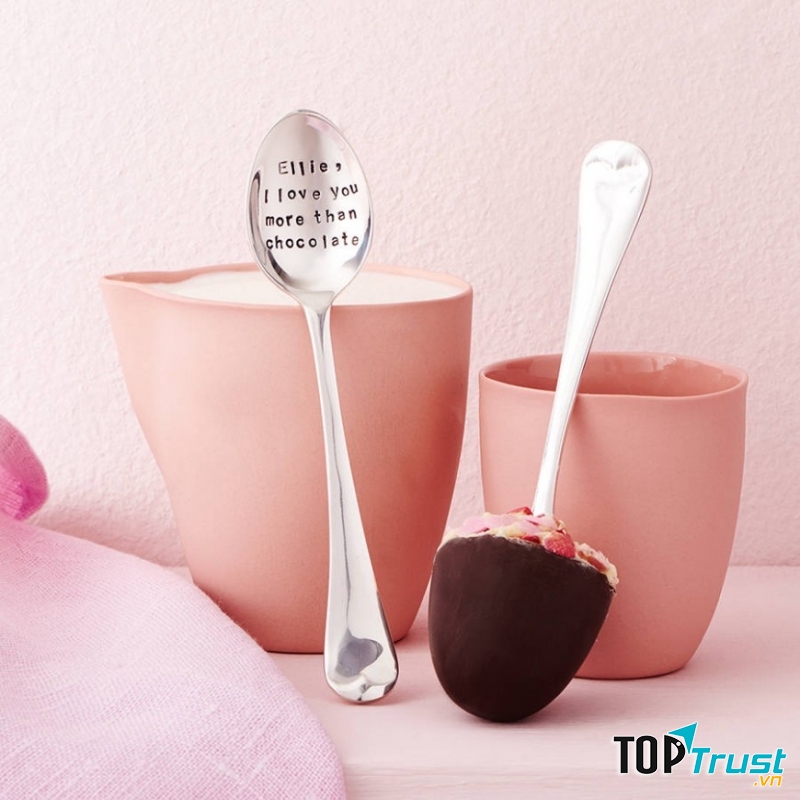 Món quà tặng Valentine truyền thống ở Anh chính là những chiếc thìa bạc với thông điệp hay biểu tượng tình yêu.