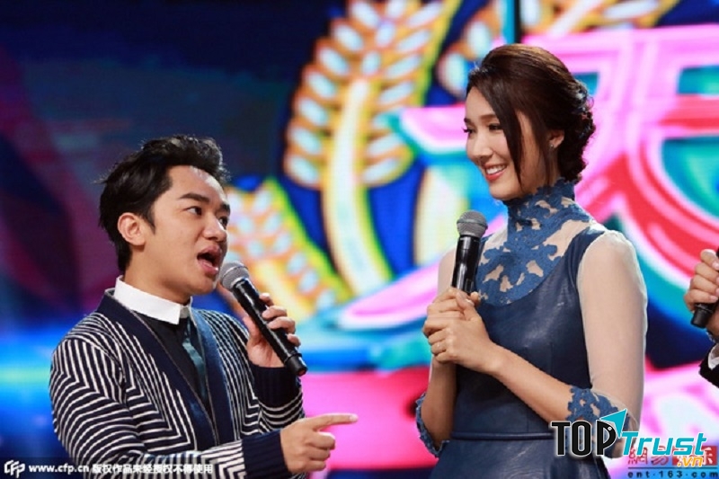 Lý Á Nam xinh đẹp và hạnh phúc bên chồng