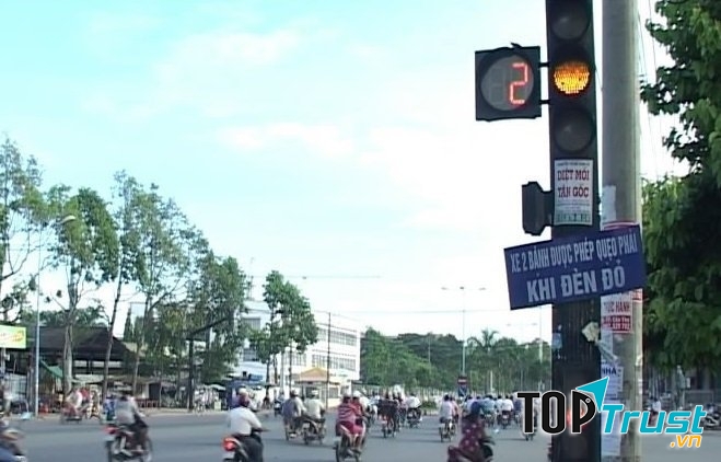 Vượt đèn vàng cũng bị xử phạt như vượt đèn đỏ