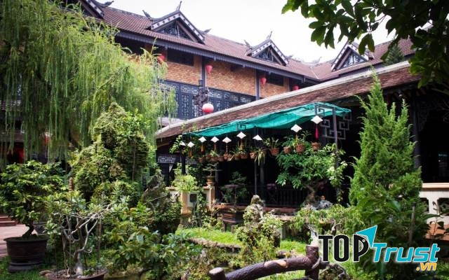 Không gian tươi mát cùng nhiều cây xanh của vườn Vỹ Dạ Xưa
