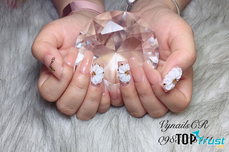 Vy Nails