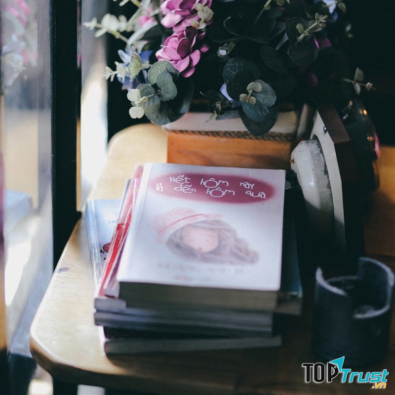 Wait Vintage Cà Phê được thiết kế với xu hướng cổ điển, khoác lên mình gam màu hoài cổ, xưa cũ nhưng hết sức sang trọng