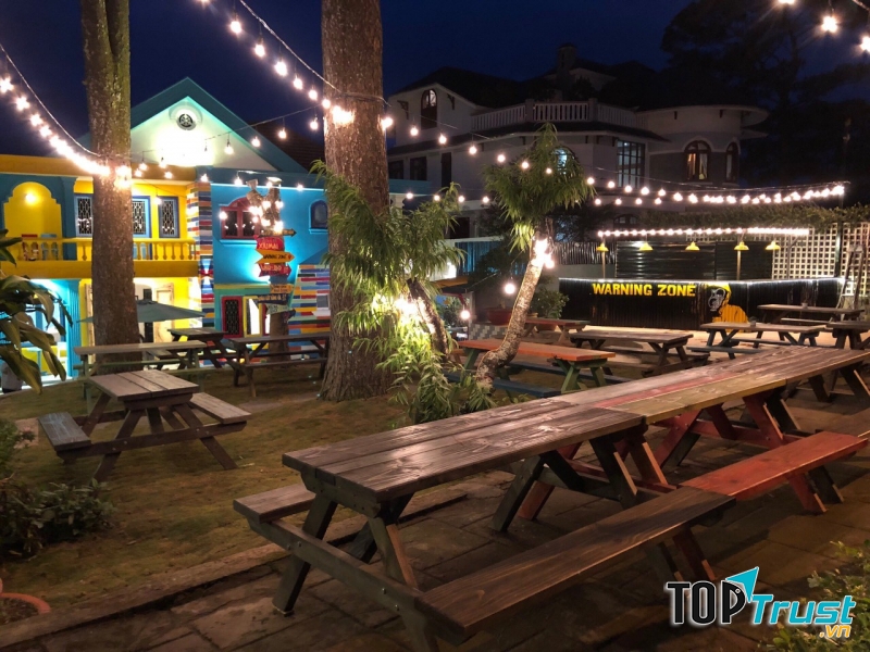 Warning Zone Đà Lạt là một quán lẩu, nướng khá nổi tiếng với những tín đồ sành ăn, đây là chi nhánh thứ 6 của chuỗi cửa hàng lẩu nướng Warning Zone