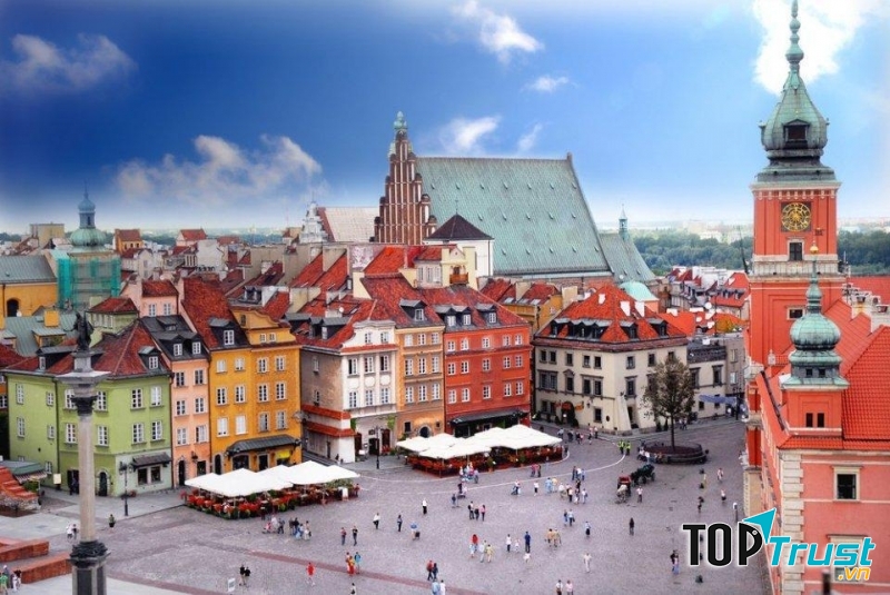 Các khu trung tâm, khu phố cổ và những lâu đài được xây dựng lại sau Thế chiến II vô cùng quyến rũ, đầy ấn tượng