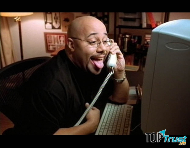 Nhấc điện thoại lên và...