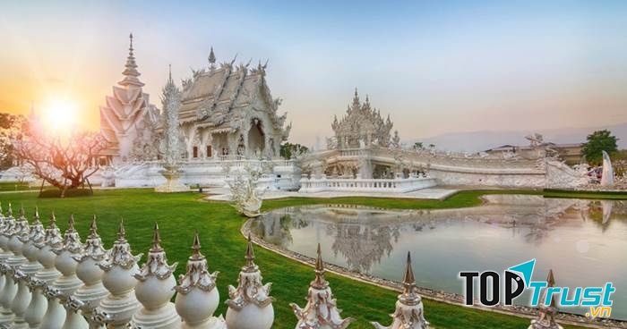 Màu trắng chủ đạo ở chùa Wat Rong Khun