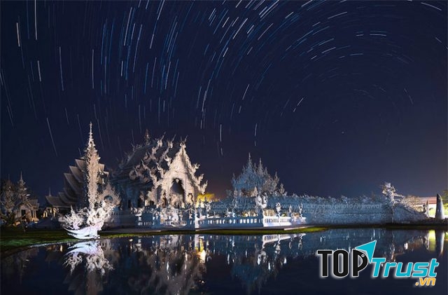 Wat Rong Khun kỳ bí, huyền ảo về đêm