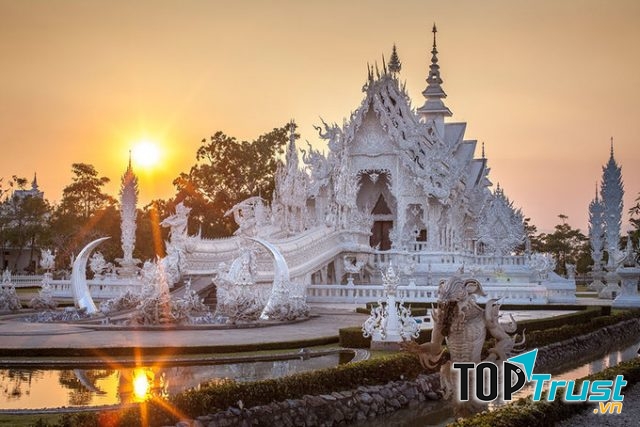 Hoàng hôn bên chùa Wat Rong Khun
