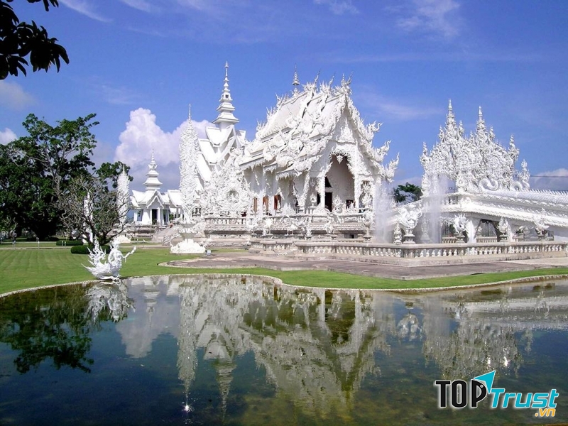 Chùa Wat Rong Khun ở Thái Lan.