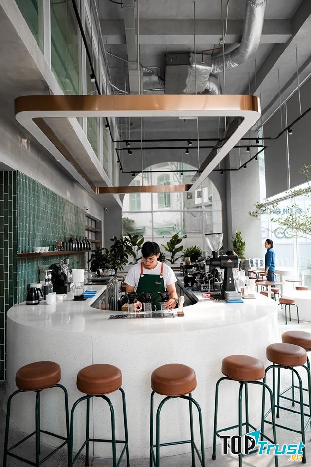 Quán có nhiều cửa kính lớn liền kề nên đặc biệt lung linh vào buổi sáng