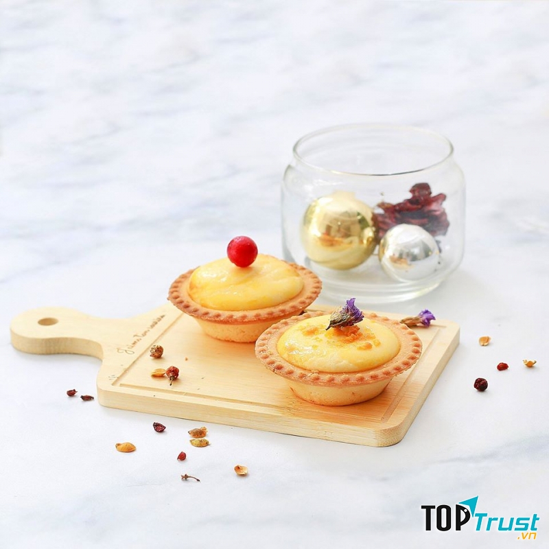 Tại đây, bánh cheese tart được yêu thích nhất với vị truyền thống và trứng muối.