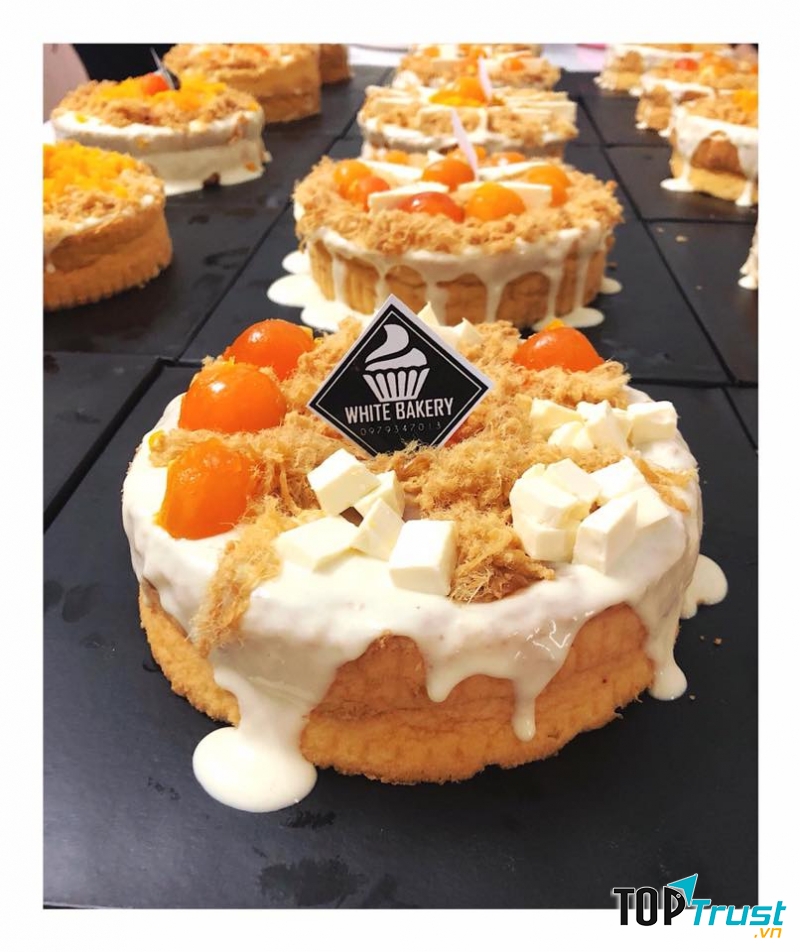 Chiếc bánh bông lan trứng muối hấp dẫn tại WHITE Bakery