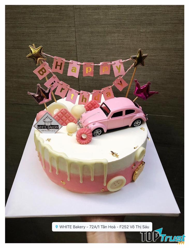 Một chiếc bánh sinh nhật của WHITE Bakery