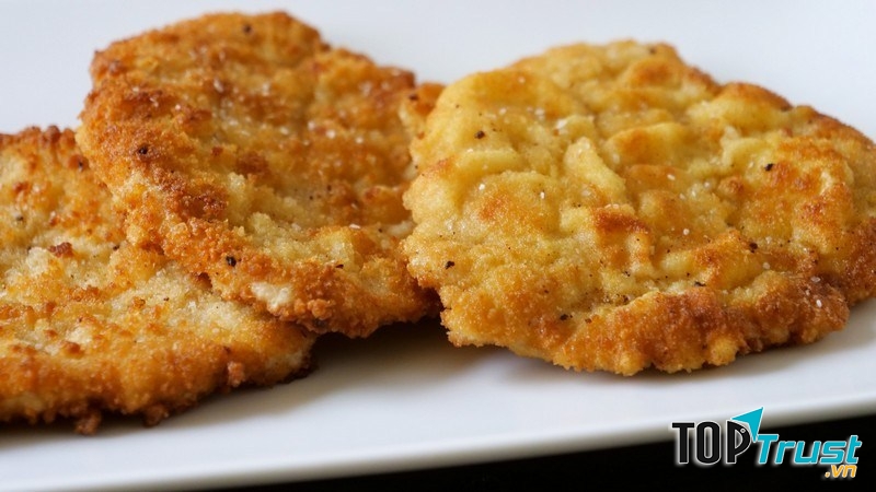 Cầm miếng Wiener Schnitzel trên tay, ăn kèm với khoai tây chiên, rau xà lách thì quả là tuyệt vời.