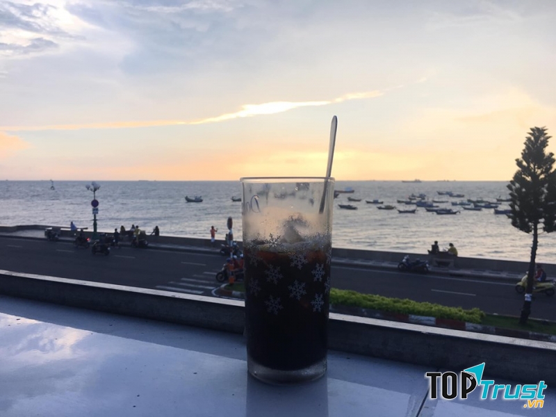 Một buổi chiều nhẹ nhàng nhâm nhi ly cafe và ngắm hoàng hôn trên biển