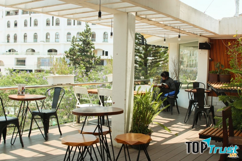   Mỗi chi nhánh của Windmills Coffee lại toát lên một thần thái riêng, mỗi góc trong Windmills đều hóa địa điểm check in của các bạn trẻ yêu nghệ thuật