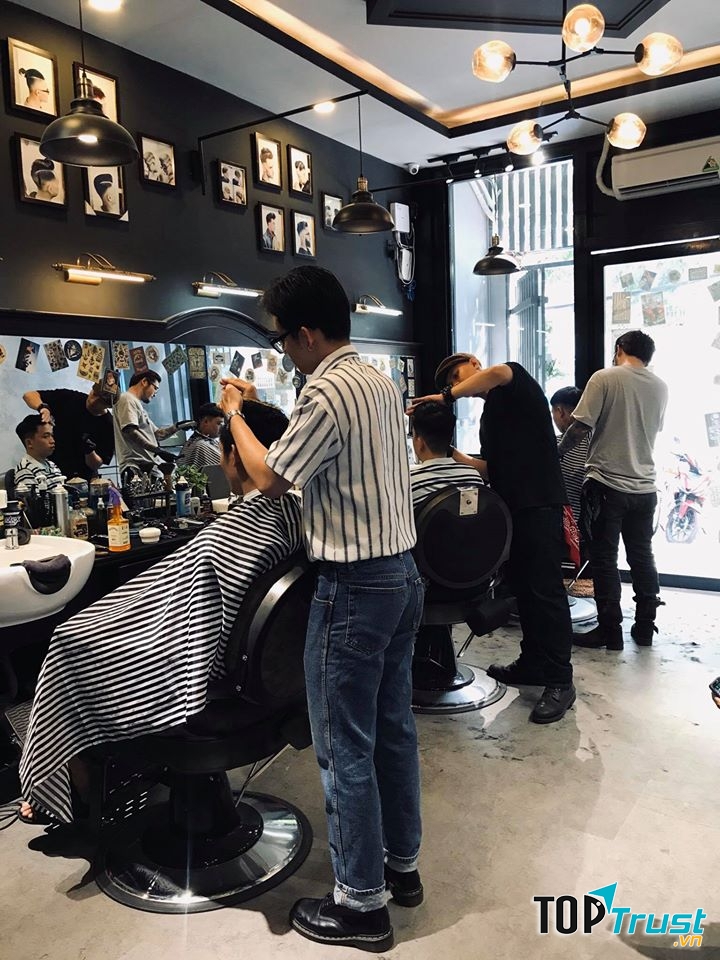 Woodland & Shave Barbershop sở hữu không gian thoáng mát, lịch sự và cũng là salon tóc khá là chuyên nghiệp từ tạo kiểu tóc cho đến tư vấn và phục vụ khách hàng