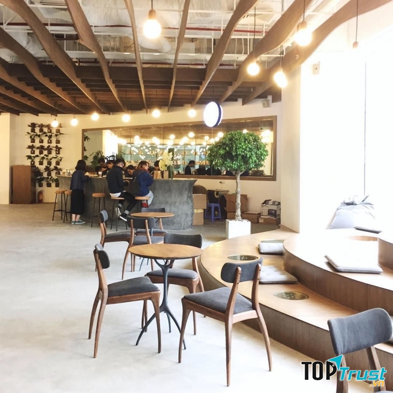Một góc nhỏ tại Work Cafe Hà Nội, thích hợp cho việc ngồi làm việc nhóm