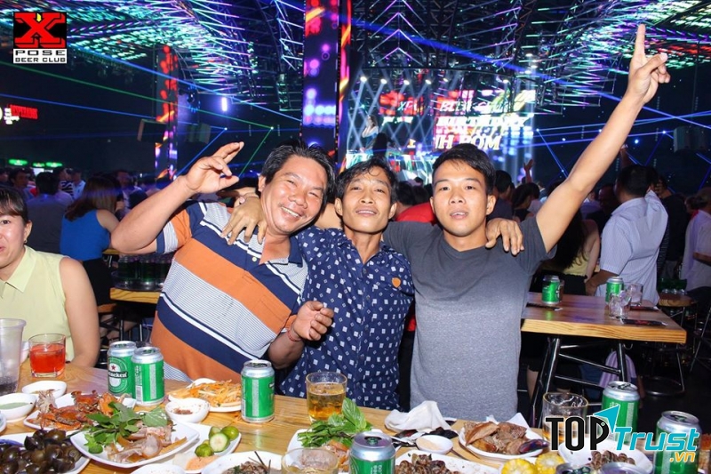 Khách hàng dùng bữa tại nhà hàng