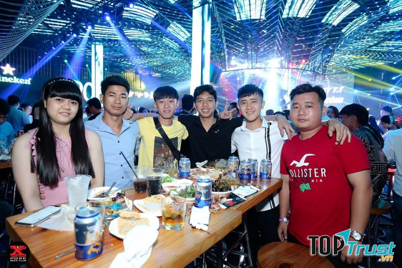 Khách hàng dùng bữa tại nhà hàng