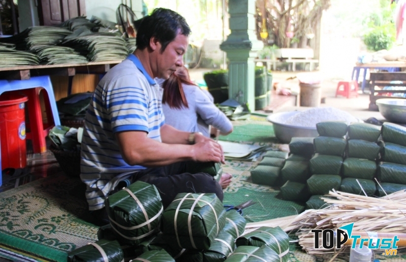 Làng Vĩnh Hòa gói bánh chưng ngày Tết