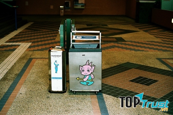 Hãy bỏ rác vào thùng các bạn nhé