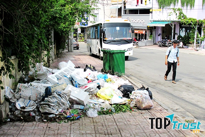 Xả rác bừa bãi trên vỉa hè