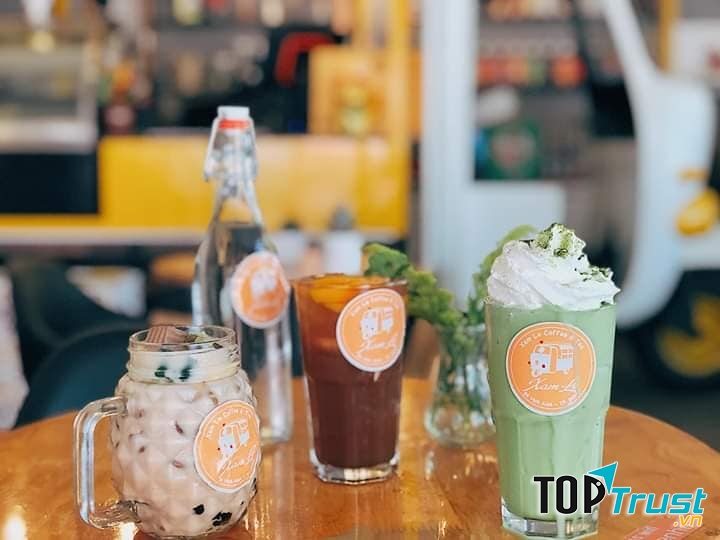 Menu đa dạng từ cà phê, trà trái cây đến trà sữa,... được pha chế hợp khẩu vị