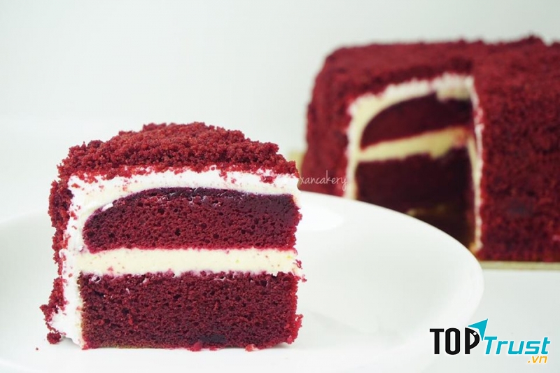 Theo như tên gọi “red velvet”, bánh có màu đỏ nhung nổi bật