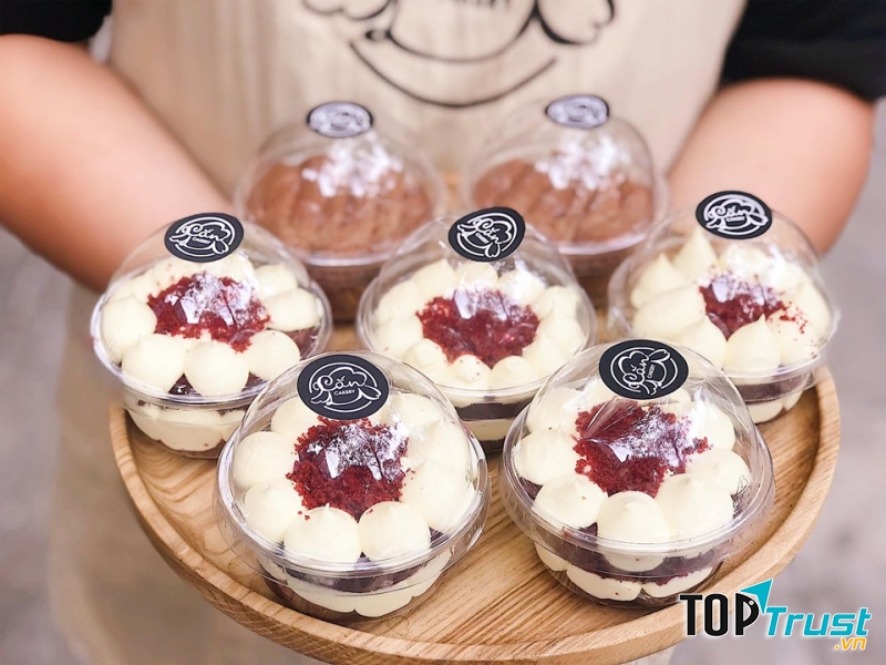 Bánh red velvet với sắc đỏ kiêu kỳ, thoảng vị chocolate với chất bánh xốp mịn đã “đốn tim” biết bao người