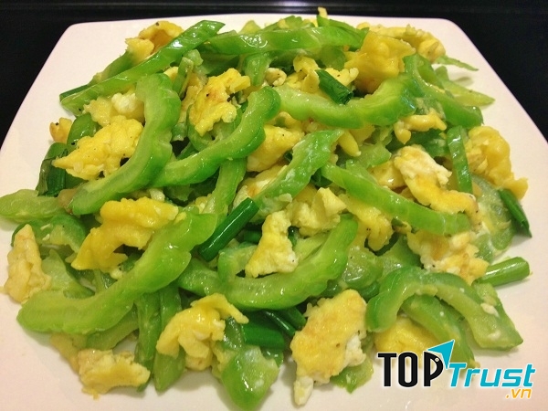 Nên luộc qua mướp đắng trước khi xào