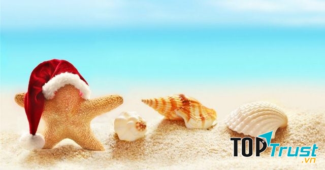 Xây cát hình ông già Santa trên bãi biển để chào mừng lễ Giáng sinh.