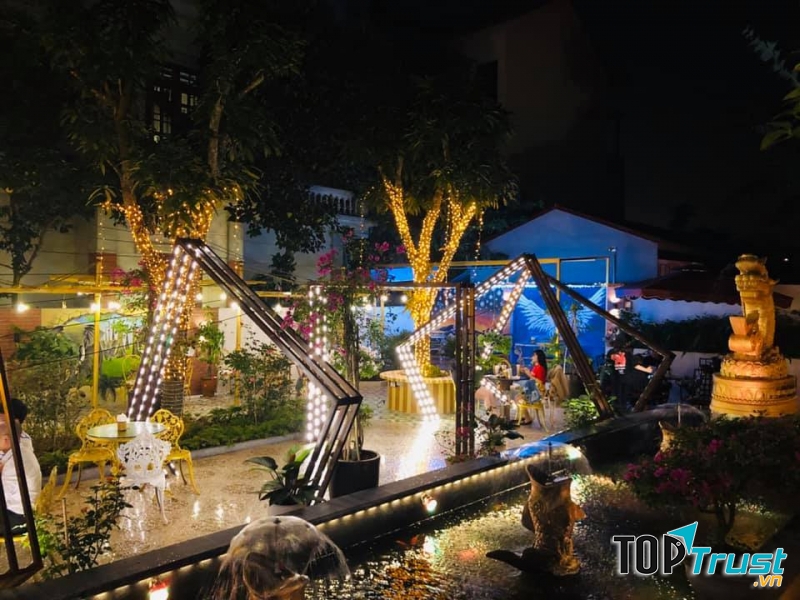 XCafe sân vườn là quán café bên cạnh phục vụ cà phê quán còn có một danh sách các món điểm tâm ngon để phục vụ khách hàng