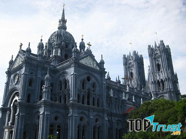 Nhà thờ Bác Trạch được trang trí với những đường nét hoa văn rất tỉ mỉ và cầu kì từ cánh hoa hay đường chỉ nhỏ nhất.