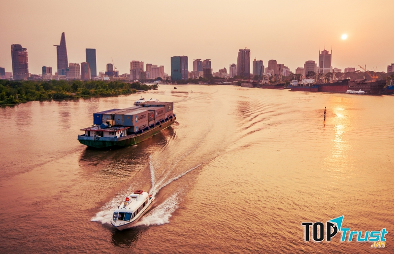 Xe buýt trên sông