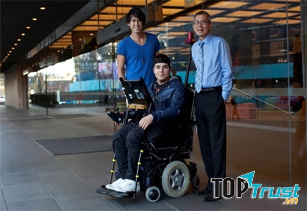 Giáo sư Hùng (ngoài cùng bên phải) cùng sáng chế của mình