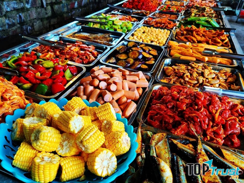 Bên cạnh đó, Xe Lẩu có không gian rộng rãi, thoáng mát nên rất thuận tiện cho các bạn muốn tổ chức tiệc tùng sinh nhật