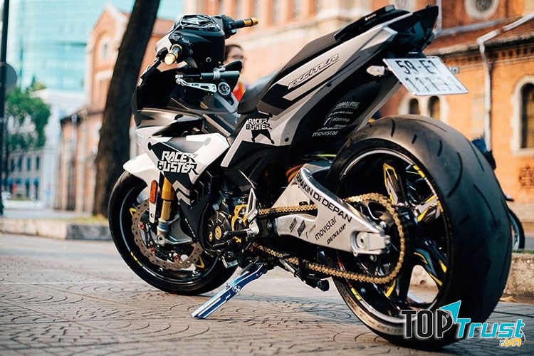 Yamaha Exciter 135 (độ) sử dụng động cơ 135 phân khối SOHC, xi-lanh đơn, làm mát bằng dung dịch, cho công suất tối đa 11,98 mã lực tại vòng tua máy 8.500 vòng/phút.