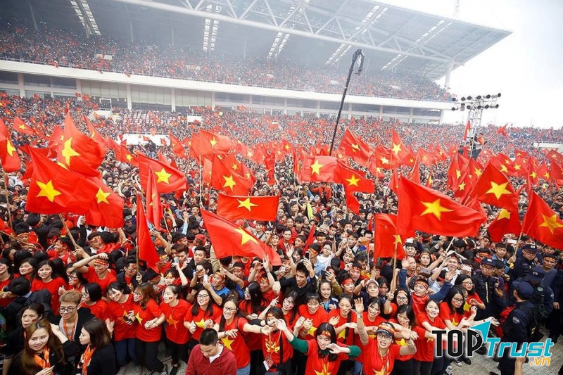 Đi xem bóng đá và kiếm người yêu