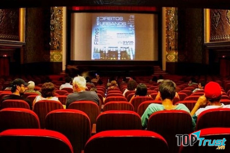 Đi xem phim cùng cô ấy bộ phim mà cô ấy thích