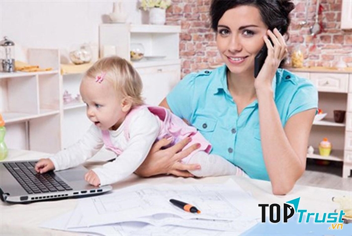 Các mẹ sau sinh nên xem ti vi và đọc sách báo về mẹo nuôi con.