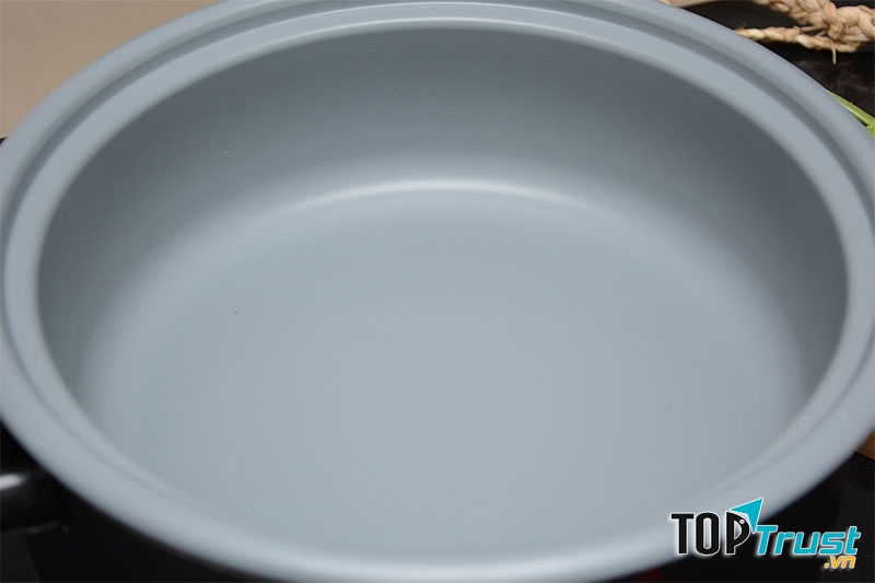 Lòng nồi tráng men chống dính an toàn cho sức khỏe, dễ dàng vệ sinh sau khi sử dụng