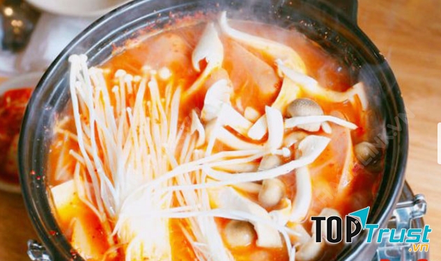Món lẩu hấp dẫn tại nhà hàng